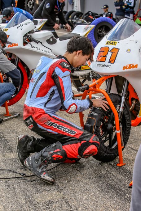 Brandon #21 beim Reifenwechsel an seiner KTM RC4R, ADAC Junior Cup Motorrad