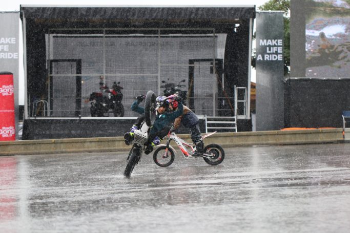 Wheelie show beim Regen während BMW Motorrad Days